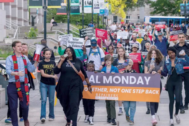 في خصوصية الأخلاق الإنسانية وكونيتها