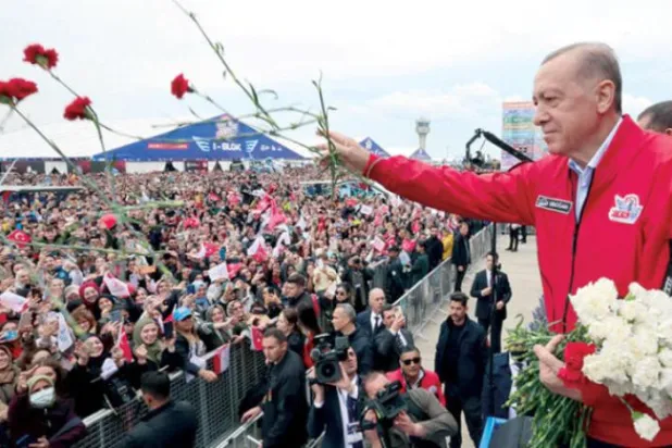 اردگان گزشتہ روز استنبول میں "ٹیکنو فیسٹ" ایوی ایشن نمائش میں اپنے حامیوں پر پھول پھینکتے ہوئے (ڈی پی اے)