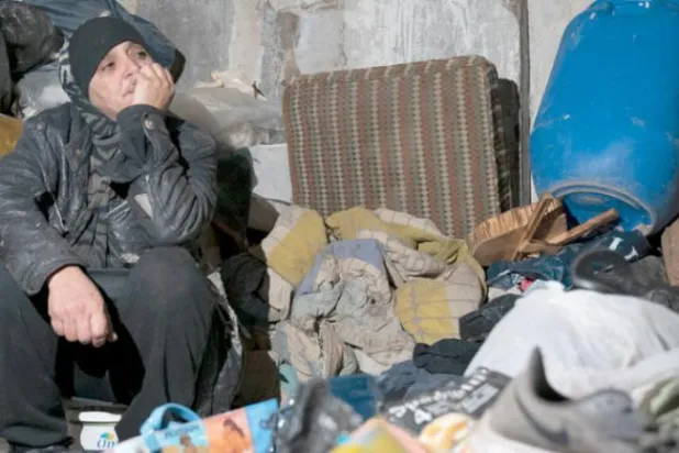 ایک لبنانی خاتون کچرے کے ڈھیر سے اپنی خوراک اور کپڑوں کی ضروریات کو جمع کرنے میں کامیاب رہی (اے پی)