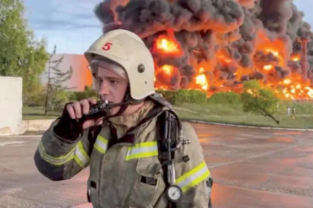 یوکرینی ملٹری انٹیلی جنس کا کہنا ہے کہ آگ لگنے سے تیل کی مصنوعات کے 10 سے زائد اسٹوریج ٹینک تباہ ہو گئے ہیں (ای پی اے)