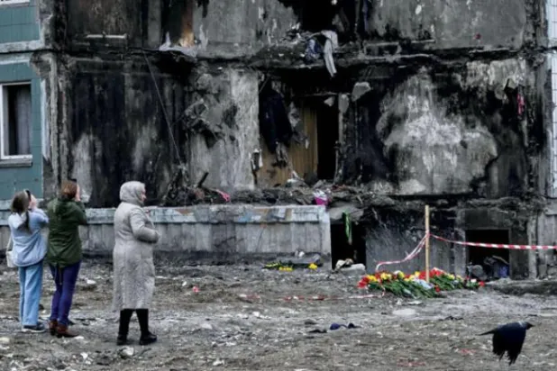 یوکرینی شہری گزشتہ روز جنوبی یوکرین کے شہر اومان میں روسی بمباری سے متاثرہ افراد کا سوگ منا رہے ہیں (اے ایف پی)