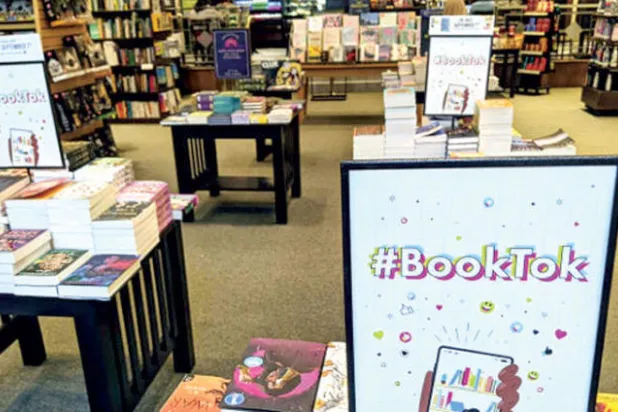 «تيك توك» يقلب موازين النشر... ويعيد الشباب إلى القراءة