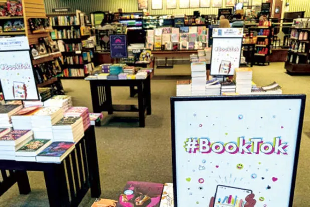 «تيك توك» أكثر جدوى من دور النشر  في تشجيع الشباب على القراءة