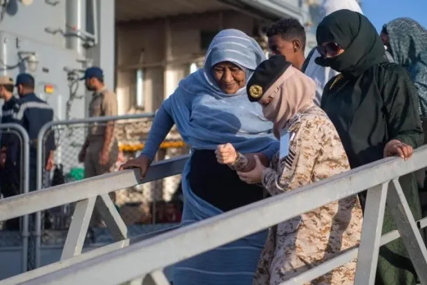 وصول 14 سعودياً ورعايا 4 دول إلى جدة من السودان