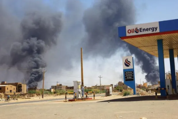 کل فضائی حملوں کے نتیجے میں سوڈانی دارالحکومت کے متعدد علاقوں سے دھوئیں کے بادل اٹھ رہے ہیں (رائٹرز)