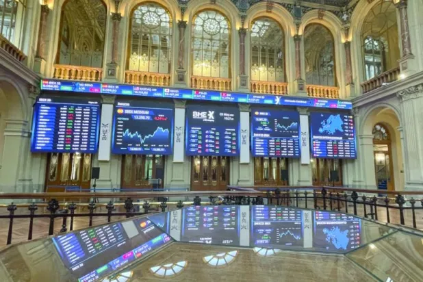 الدولار يتراجع  في «ساعات الترقب»