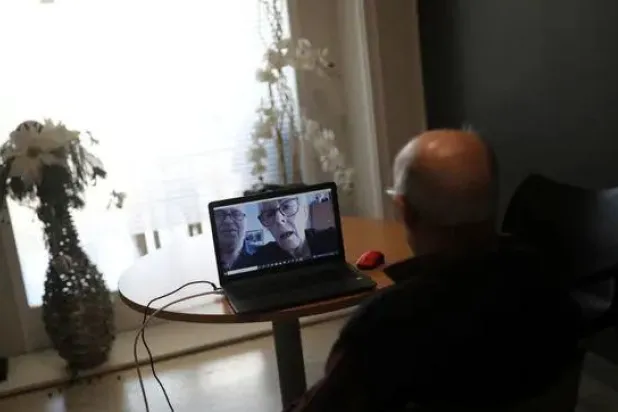 استخدام كبار السن للإنترنت بانتظام قد يقلل خطر إصابتهم بالخرف