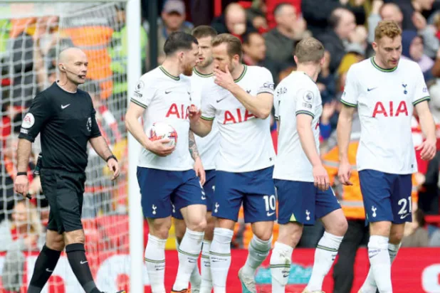 كيف أصبح توتنهام مثل السفينة التي تتلاطمها الأمواج وتُبحر من دون اتجاه؟