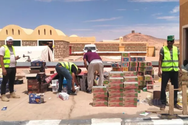 مصريون يساهمون في إغاثة النازحين من السودان