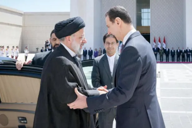 الاسد کل دمشق کے صدارتی محل میں رئیسی کا خیرمقدم کرتے ہوئے (اے ایف پی)