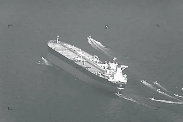 آبنائے ہرمز میں ایرانی کشتیوں سے گھرے ہوئے آئل ٹینکر کی امریکی بحریہ کی طرف سے کل تقسیم کی گئی تصاویر (رائٹرز)