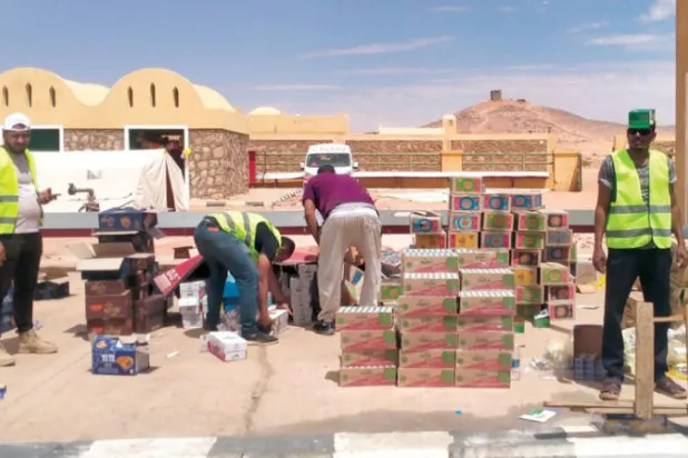 مصريون يسهمون في إغاثة النازحين عند المعابر الحدودية