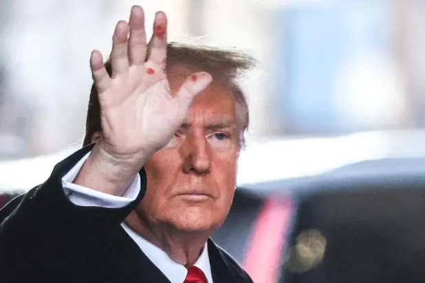 Trump'ın elindeki kırmızı lekeler spekülasyonlara yol açtı