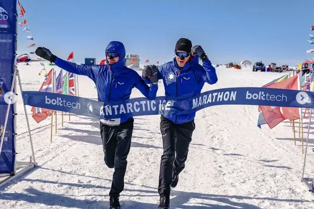 سايمون ميسنر في الماراثون الذي رعته «مون بلان» مؤخراً في القطب الجنوبي (إنستغرام)