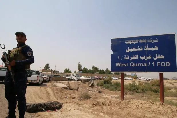 رجل أمن أمام بوابة هيئة تشغيل حقل نفط «غرب القرنة 1» (رويترز)