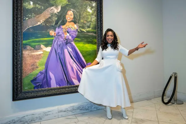 أوبرا وينفري في صورة حديثة لها بمظهر شبابي وفرحة طفولية (أ.ب)