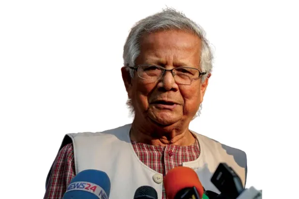 محمد يونس بعد خروجه من المحكمة في دكا التي قضت بسجنه 6 أشهر لكنها أفرجت عنه بكفالة في انتظار استئناف الحكم (د.ب.أ)