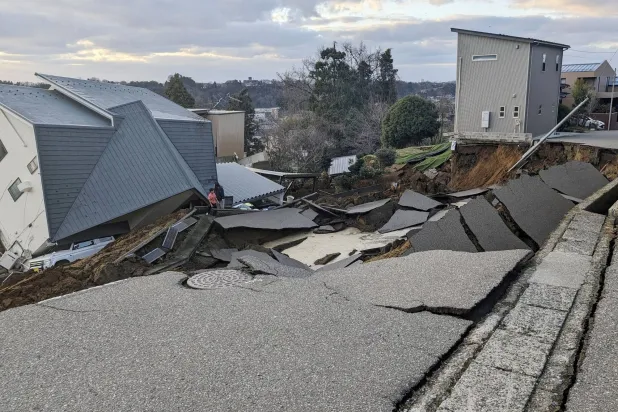 طريق ومنازل منهارة بسبب الزلزال في اليابان (رويترز)