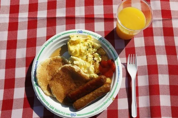 توقيت تناول الوجبات قد يساعد في الوقاية من أمراض القلب والأوعية الدموية (رويترز)