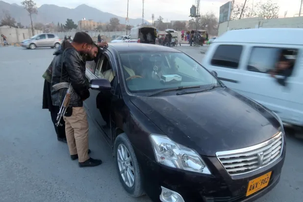 Ketta'da Yeni Yıl öncesinde güvenlik önlemleri yoğunlaştırılırken Pakistan güvenlik yetkilileri bir kontrol noktasında (EPA)