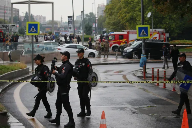 عناصر من الشرطة التركية في محيط وزارة الداخلية في أنقرة في أكتوبر الماضي (أ.ف.ب)