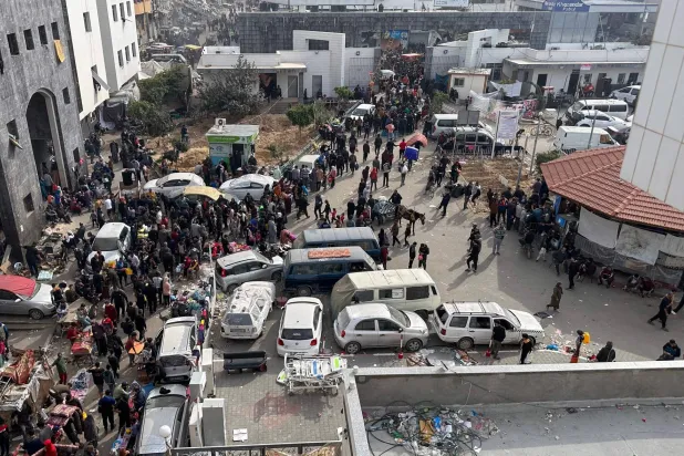 نازحون فلسطينيون في ساحة مستشفى «الشفاء» يوم 10 ديسمبر الماضي (أ.ف.ب)