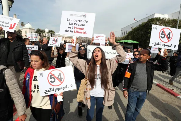 من مظاهرة سابقة نظمها إعلاميون تونسيون ضد ما وصفوه بـ«تكميم الأفواه» (إ.ب.أ)