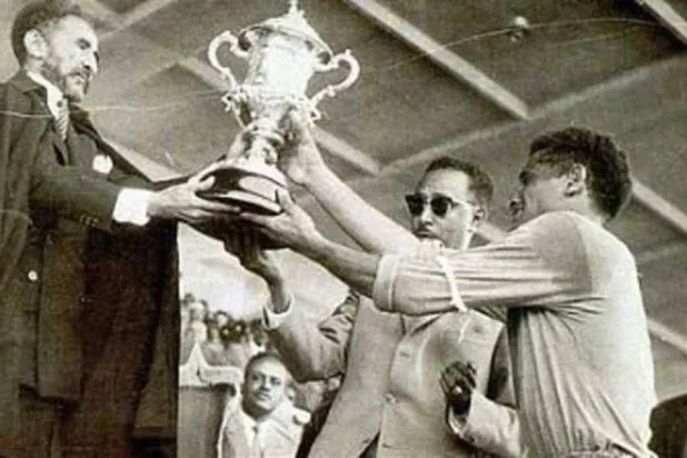إمبراطور إثيوبيا يسلم كأس أمم أفريقيا لقائد منتخب بلاده (الشرق الأوسط)