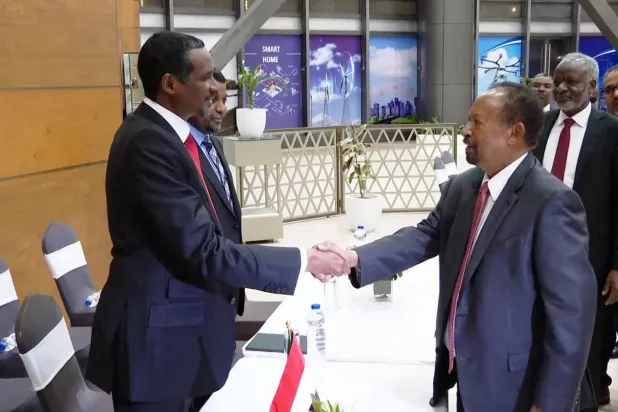 رئيس الوزراء السوداني السابق عبد الله حمدوك (يمين) وقائد (قوات الدعم السريع) خلال مباحثات في أديس أبابا (تويتر)