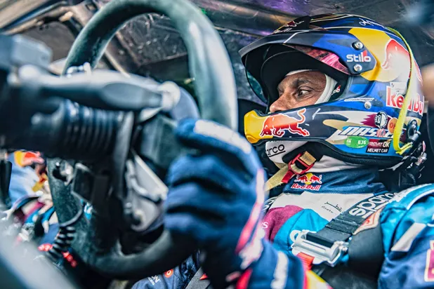 القطري ناصر العطية خلال استعداداته لرالي داكار 2024 في السعودية (الشرق الأوسط)