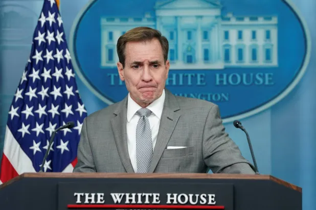 المتحدث باسم الأمن القومي بالبيت الأبيض جون كيربي يستمع إلى سؤال خلال مؤتمر صحافي في واشنطن  - 3 يناير 2024 (رويترز)