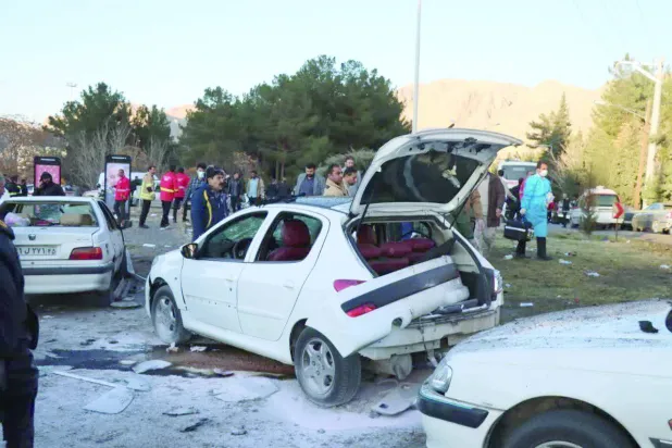 کل کرمان قبرستان کی طرف جانے والی سڑک پر ہونے والے دھماکے میں تباہ شدہ کاریں (سرکاری ٹی وی)