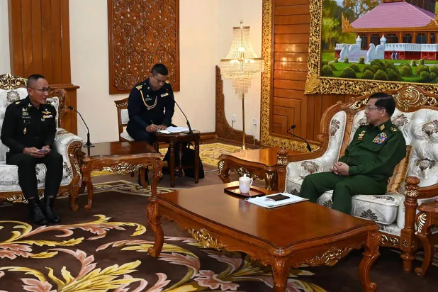 القائد العسكري لميانمار مين أونغ هلاينغ (يمين) خلال اجتماعه مع مسؤول تايلاندي الأسبوع الماضي (أ.ف.ب)