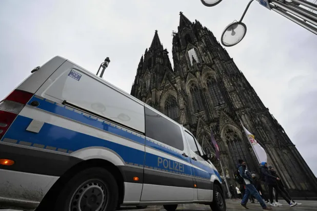 سيارة شرطة تقف أمام كاتدرائية كولونيا غربي ألمانيا (أ.ف.ب)