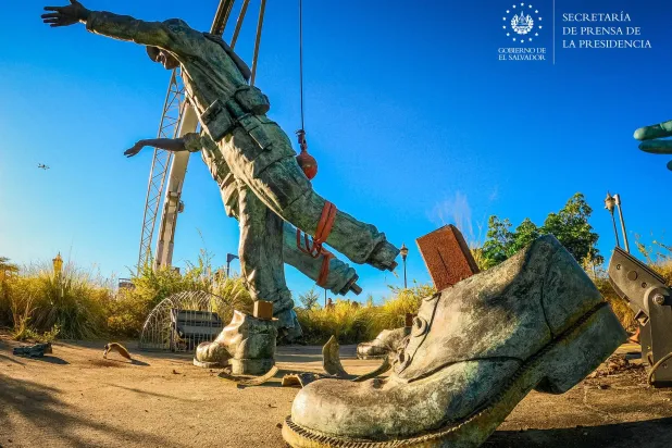 جانب من عملية هدم النُصب التذكاري للحرب الأهلية في السلفادور (رويترز)
