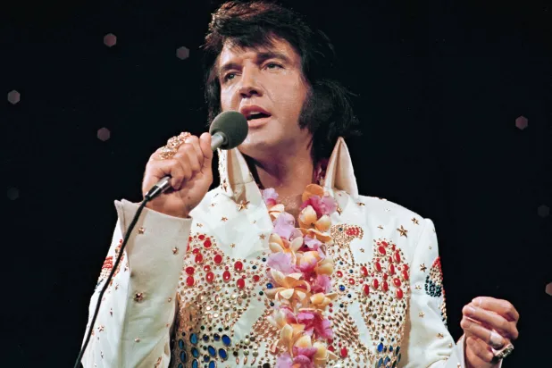 الذكاء الاصطناعي يعيد إلفيس إلى المسرح هذا العام (رويترز)