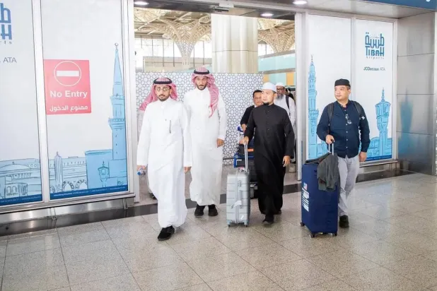 عدد من ضيوف خادم الحرمين الشريفين في مطار المدينة المنورة (واس)