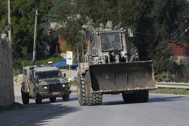اسرائیلی فوجی گاڑی اور ایک بلڈوزر مغربی کنارے میں طوباس شہر کے قریب ایک اسرائیلی فوجی گاڑی اور بلڈوزر (ای پی اے)