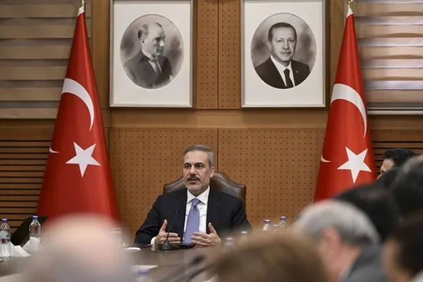 وزير الخارجية التركي هاكان فيدان متحدثاً إلى ممثلي وسائل الإعلام في أنقرة (الخارجية التركية)