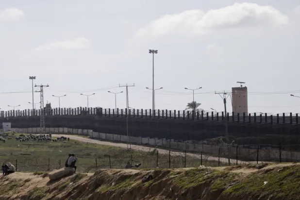 السياج الحدودي المصري من الجانب الفلسطيني بين قطاع غزة ومصر (إ.ب.أ)