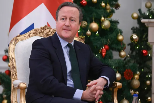 وزير الخارجية البريطاني ديفيد كاميرون خلال لقاء مع رئيس كوسوفو في بريشتينا في 4 يناير 2024 خلال زيارته الأولى للبلاد (أ.ف.ب)