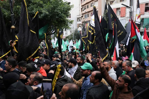 رايات حركة «الجهاد الإسلامي» خلال تشييع القيادي في حركة «حماس» صالح العاروري في بيروت (أ.ف.ب)