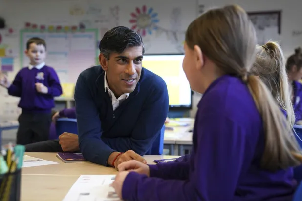 رئيس الوزراء البريطاني ريشي سوناك لدى زيارته مدرسة في نوتنغهامشاير الخميس (أ.ب)