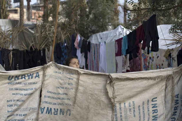 فتاة نازحة في مخيم بالقرب من مستشفى ناصر في خان يونس جنوب قطاع غزة (إ.ب.أ)