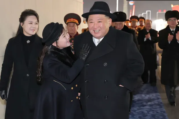 كيم جونغ أون مع ابنته وزوجته خلال عرض عسكري في بيونغ يانغ (أ.ب)