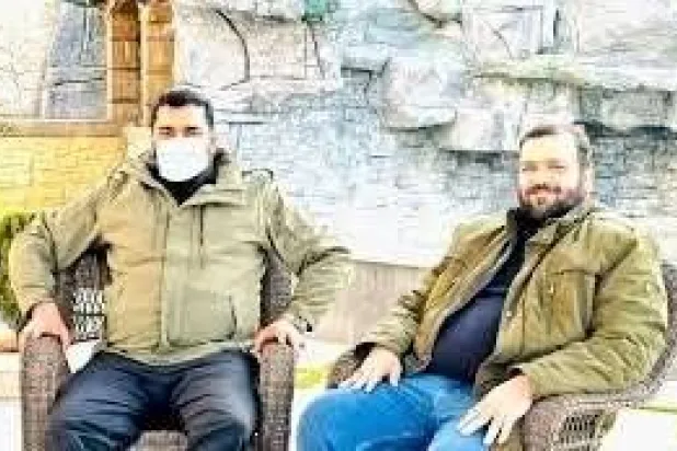 أبو ماريا القحطاني (يسار) مع القيادي المنشق عن «هيئة تحرير الشام» أبو أحمد زكور (منصة إكس)