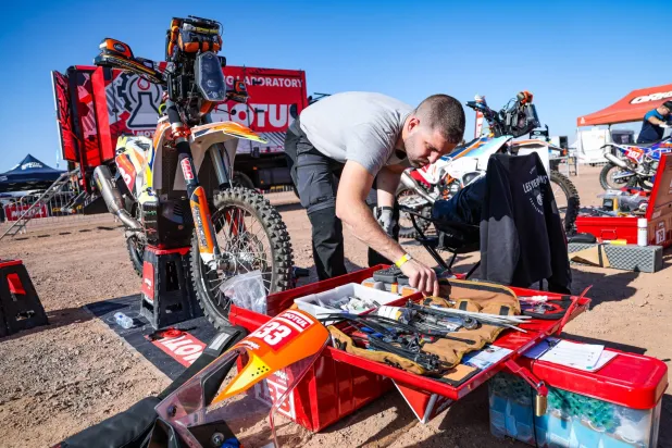 جانب من أعمال الصيانة لفئة الدراجات النارية والإستعدادات النهائية لرالي داكار 2024 (الشرق الأوسط)