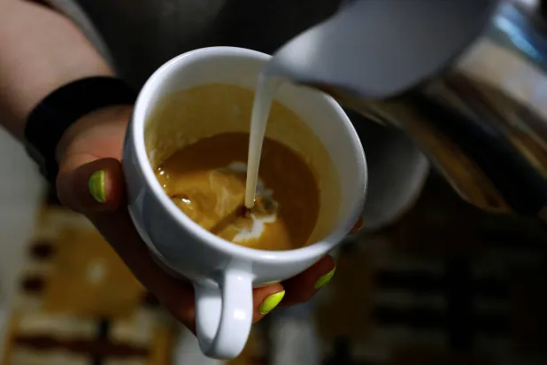 معظم أنواع حليب الشوفان تحتوي على كمية أقل بكثير من البروتين مقارنة بالحليب العادي (رويترز)