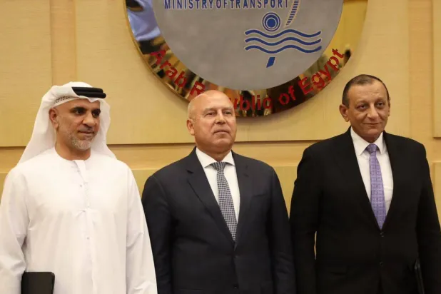 المهندس كامل الوزير وزير النقل المصري واللواء مهندس محمد عبد الرحيم رئيس الهيئة العامة لـ«موانئ البحر الأحمر» وأحمد المطوع الرئيس الإقليمي لـ«موانئ أبوظبي» (وام)