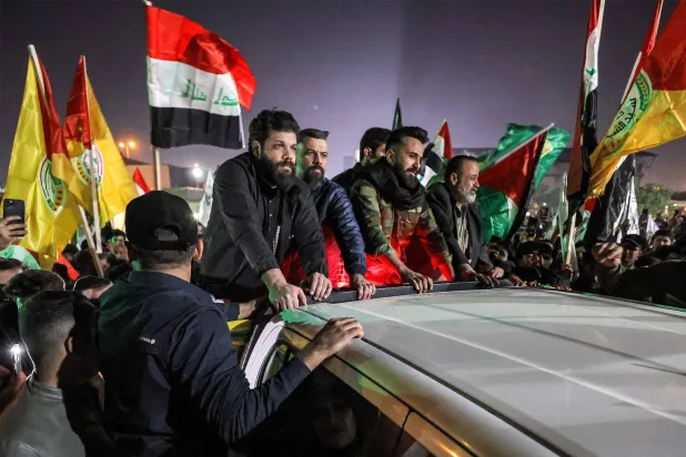 مجموعة من أنصار «الحشد الشعبي» خلال تشييع أبو تقوى أمس الخميس (أ.ف.ب)